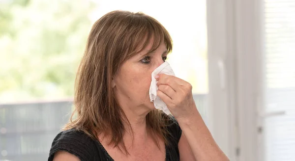 Mujer sonándose la nariz — Foto de Stock