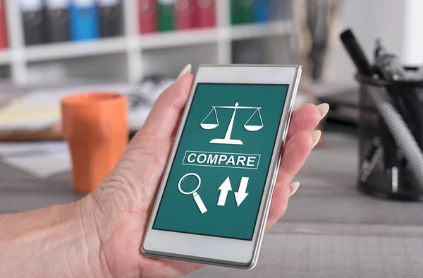 Comparer le concept sur un smartphone — Photo