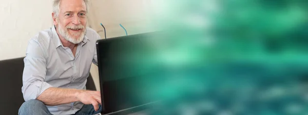 Современный взрослый человек работает на ноутбуке — стоковое фото