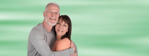 Šťastný starší pár objímat — Stock fotografie