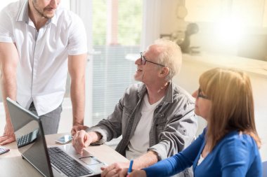 Birlikte, çalışan iş adamları ışık efekti