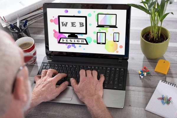 Concepto de diseño web en una pantalla portátil — Foto de Stock