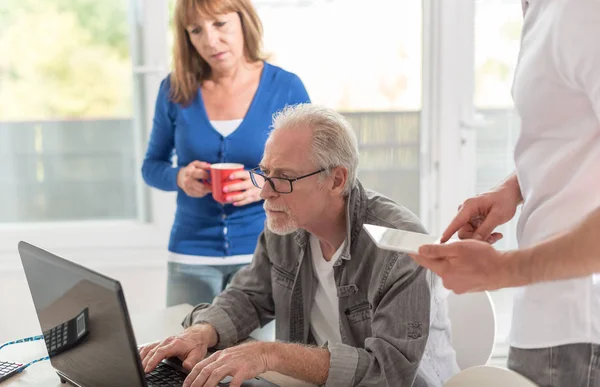 Affärsmän som arbetar tillsammans — Stockfoto