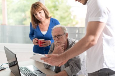 İş adamları birlikte çalışıyor.