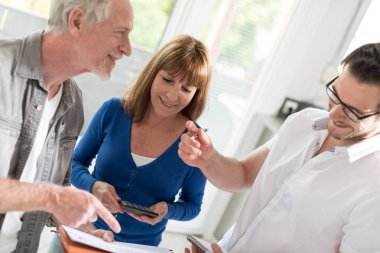 Mutlu arkadaşları iş tartışma