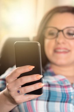 Cep telefonu, ışık efekti kullanan genç kadın