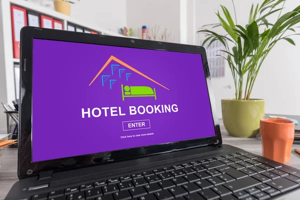 Hotel bokning koncept på en bärbar dator — Stockfoto