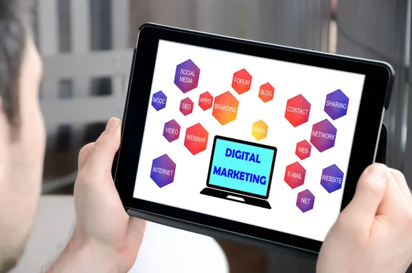 Concepto de marketing digital en una tableta — Foto de Stock