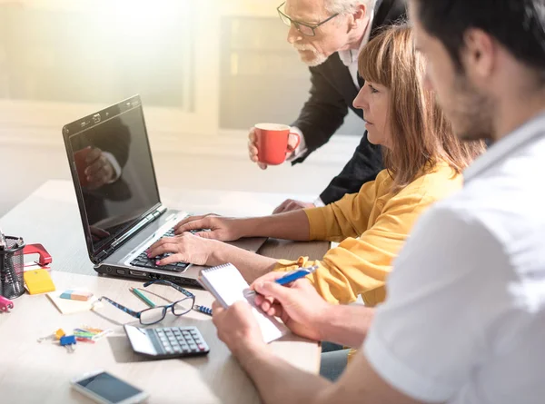 Birlikte, çalışan iş adamları ışık efekti