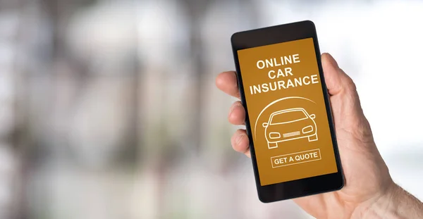 Concepto de seguro de coche en línea en un teléfono inteligente —  Fotos de Stock