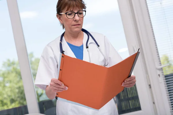 Medico donna in possesso di un file — Foto Stock