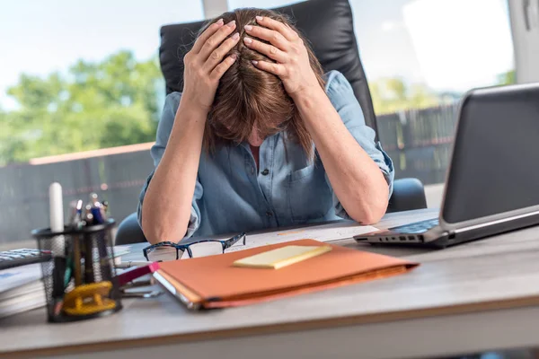 Porträt einer überarbeiteten Geschäftsfrau — Stockfoto