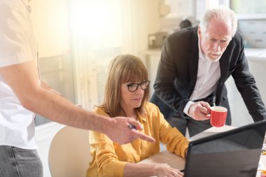 Birlikte, çalışan iş adamları ışık efekti