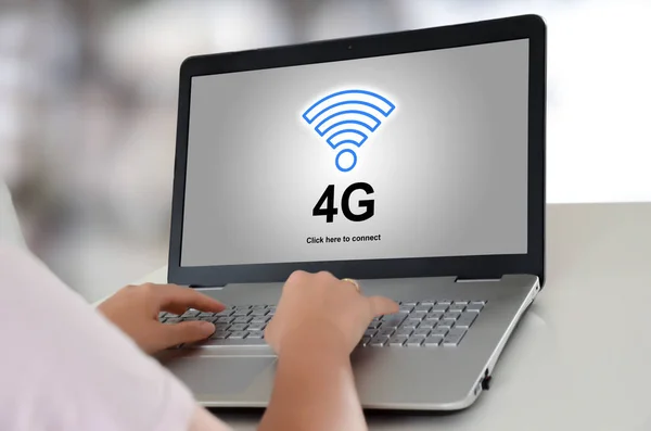 ノート パソコンで 4 g ネットワークのコンセプト — ストック写真