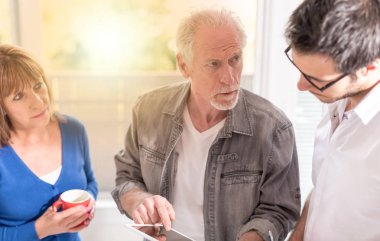 Bir iş tartışma, ışık etkisi sahip arkadaşları