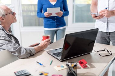 Bir iş tartışma sahip arkadaşları