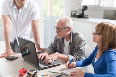 İş adamları birlikte çalışıyor.