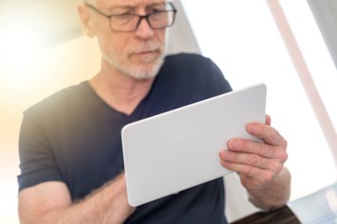 Olgun adam dijital tablet, ışık efektini kullanma