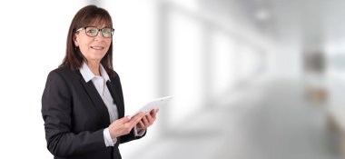 Dijital tablet kullanan iş kadını