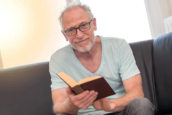 Okuma bir kitap, ışık efekti olgun adam portresi — Stok fotoğraf