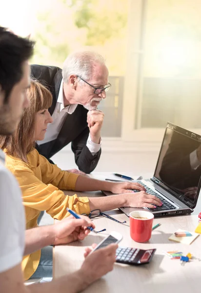 Birlikte, çalışan iş adamları ışık efekti