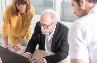 İş adamları birlikte çalışıyor.