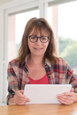 Olgun kadın tablet kullanma
