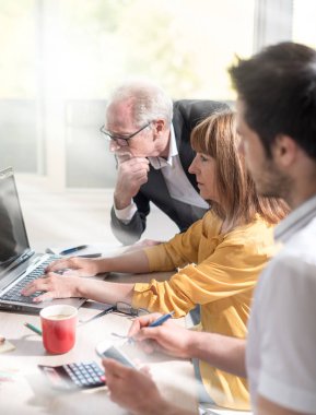 Birlikte, çalışan iş adamları ışık efekti