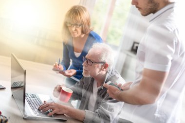 Birlikte, çalışan iş adamları ışık efekti