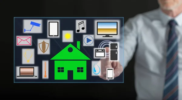 Muž dotýká chytrý koncept domova na dotykové obrazovce — Stock fotografie