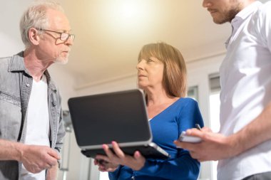 Bir iş tartışma, ışık etkisi sahip arkadaşları