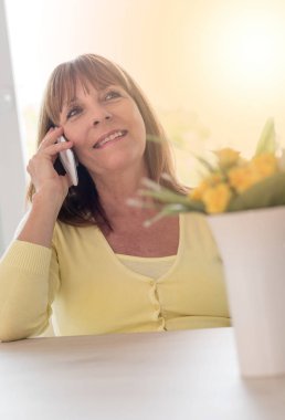 Olgun kadın üstünde hareket eden telefon, ışık efekti arama