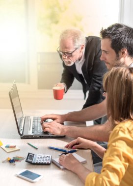 Birlikte, çalışan iş adamları ışık efekti