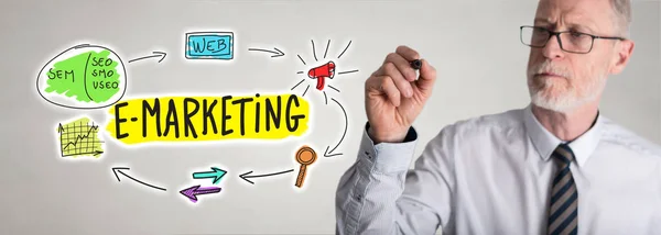 Empresario dibujando concepto de e-marketing — Foto de Stock