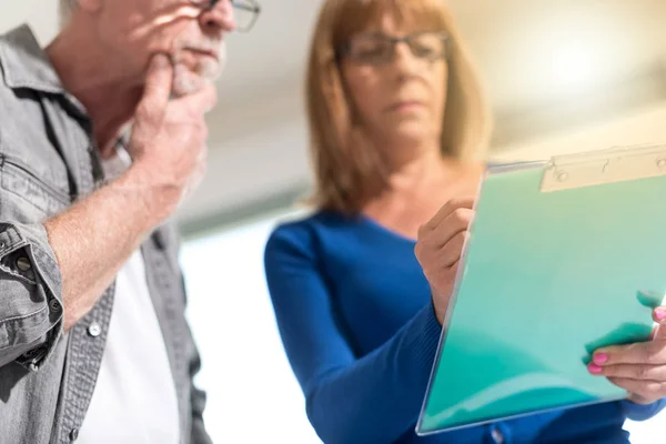 Affärsmän som arbetar med ett dokument, ljuseffekt — Stockfoto