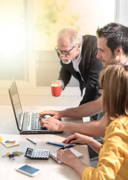 Birlikte, çalışan iş adamları ışık efekti