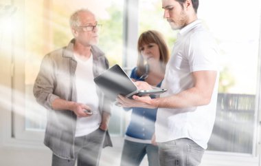 Bir iş tartışma, ışık etkisi sahip arkadaşları