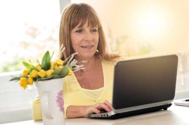 Evde, dizüstü bilgisayar kullanan kadın ıșık etkisi