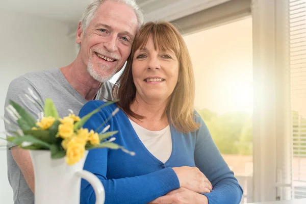 Porträtt av en glad äldre par, ljuseffekt — Stockfoto