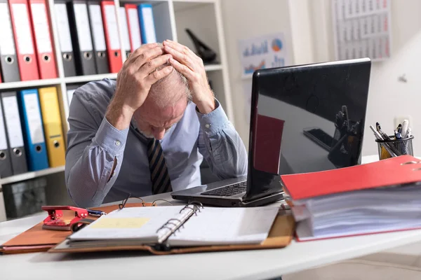 Müder Geschäftsmann mit Kopfschmerzen — Stockfoto