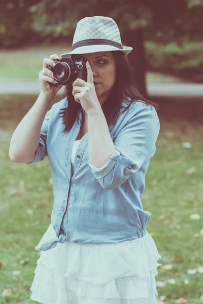 Portrait de jolie jeune femme utilisant un appareil photo — Photo