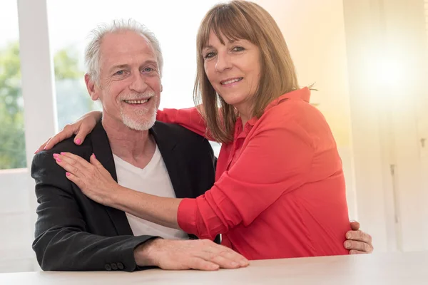 Porträtt av en glad äldre par, ljuseffekt — Stockfoto