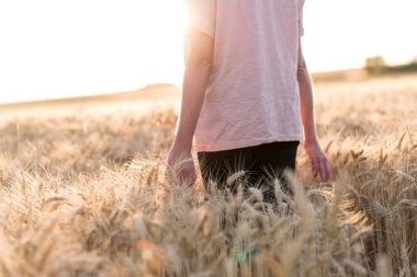 Gün batımı, güneş ışığı etkisi buğday alan bir kadında