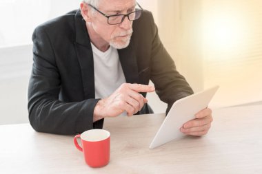 Komuta sizde onun tablet, ışık efekti kullanarak