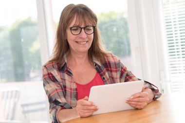 Olgun kadın tablet kullanma