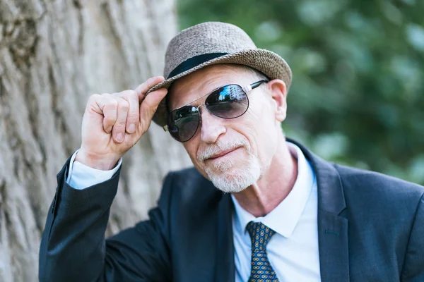 Portrait d'homme mature portant des lunettes de soleil — Photo