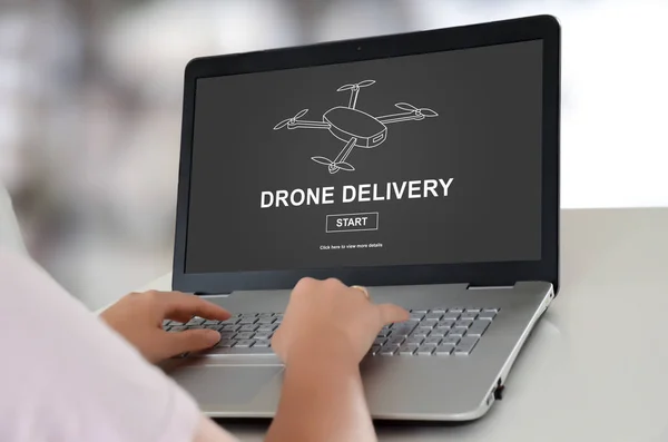 Drone szállítás fogalma egy laptop — Stock Fotó