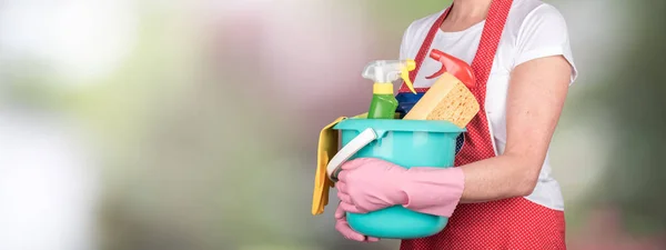 Empregada segurando um balde com equipamentos de limpeza — Fotografia de Stock