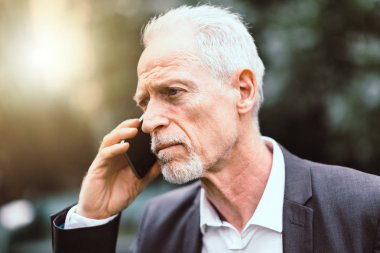 Cep telefonu, ışık efekti konuşan olgun adam