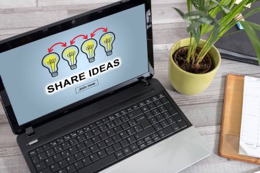 Fikir kavramı bir dizüstü bilgisayarda paylaşmak